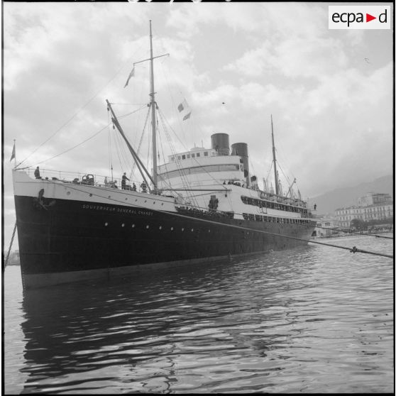 Bône. Arrivée de moniteurs de jeunesse par le paquebot "Gouverneur général Chanzy".