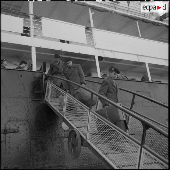 Bône. Débarquement de moniteurs de jeunesse du paquebot "Gouverneur général Chanzy".