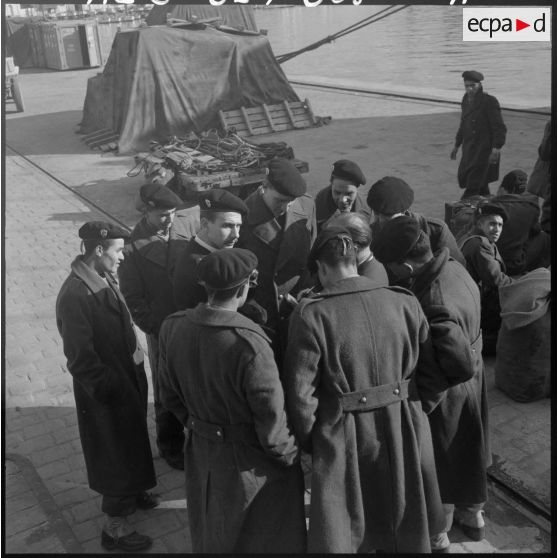 Bône. Des moniteurs de jeunesse s'entretiennent avec leur supérieur sur le quai.