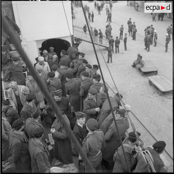 Bône. Arrivée de moniteurs de jeunesse par le paquebot "Gouverneur général Chanzy".