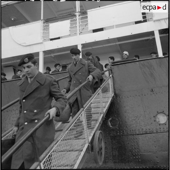 Bône. Débarquement de moniteurs de jeunesse du paquebot "Gouverneur général Chanzy".