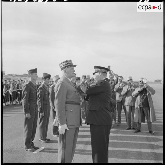 Cérémonie pour le départ du général Lautier, commandant la direction régionale du matériel (DRM) n° 10. Le général Challe remet une décoration au général Lautier.