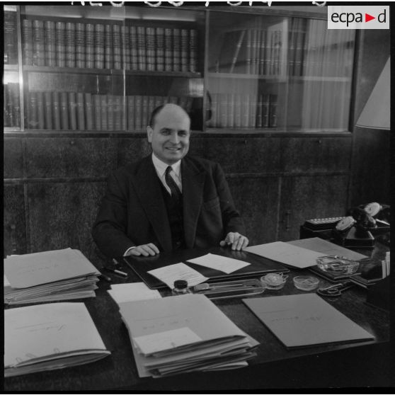 Portrait du secrétaire général de l'Administration en Algérie, André Jacomet, à son bureau.