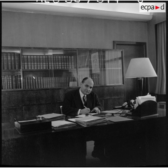 Portrait du secrétaire général de l'Administration en Algérie, André Jacomet, à son bureau.