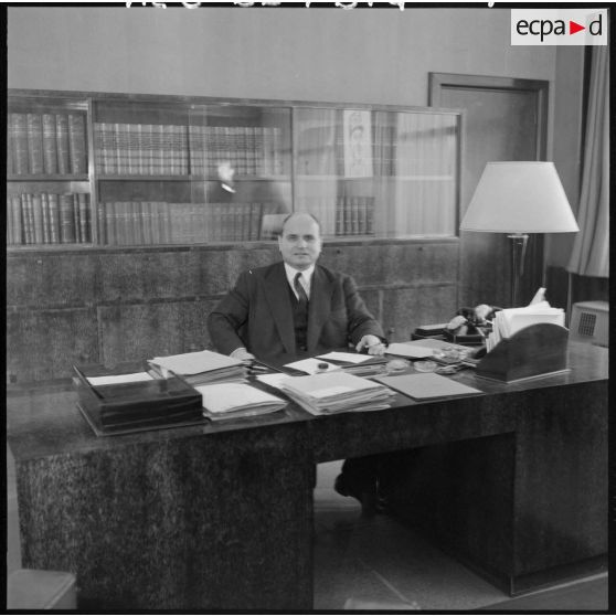 Portrait du secrétaire général de l'Administration en Algérie, André Jacomet, à son bureau.