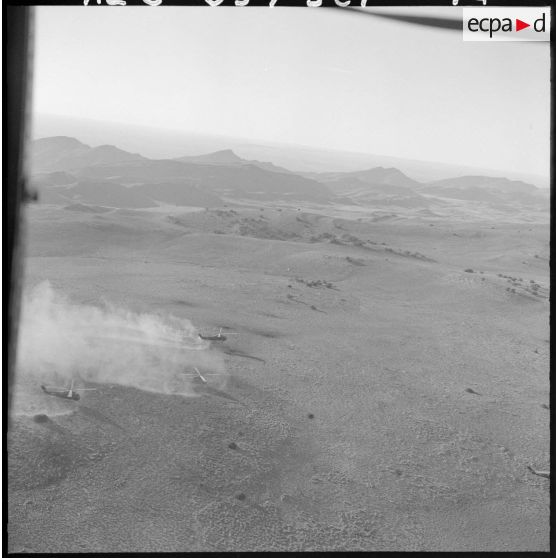 Hélicoptères de transport Sikorsky en vol.