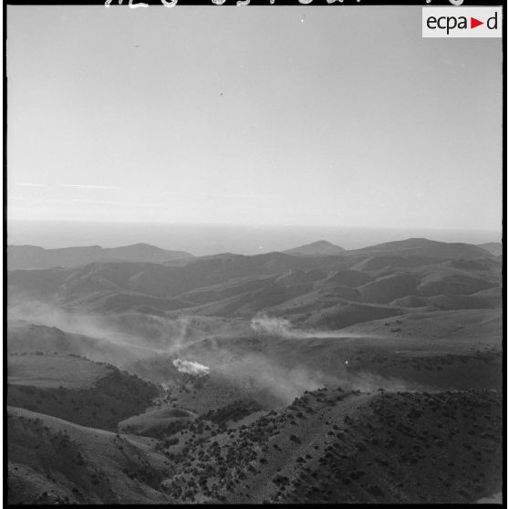 Hélicoptères de transport Sikorsky en vol.