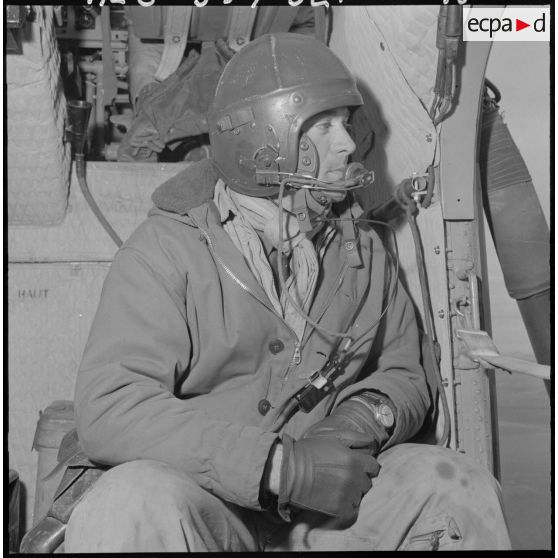 Soldat à bord d'un hélicoptère de transport Sikorsky.