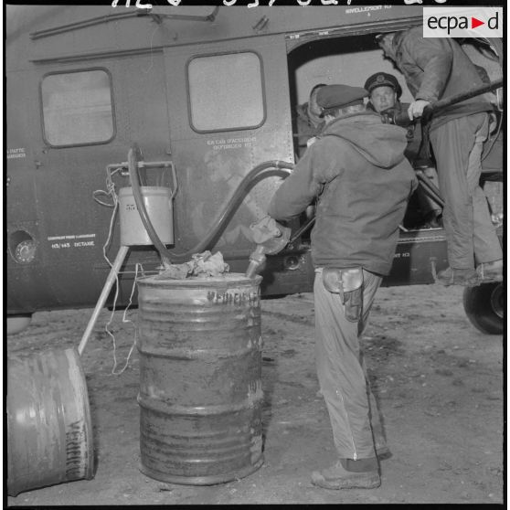 Maintenance d'un hélicoptère de transport Sikorsky H-34.