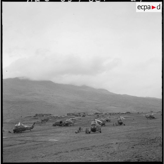 Les Hélicoptères de transport Sikorsky au campement.