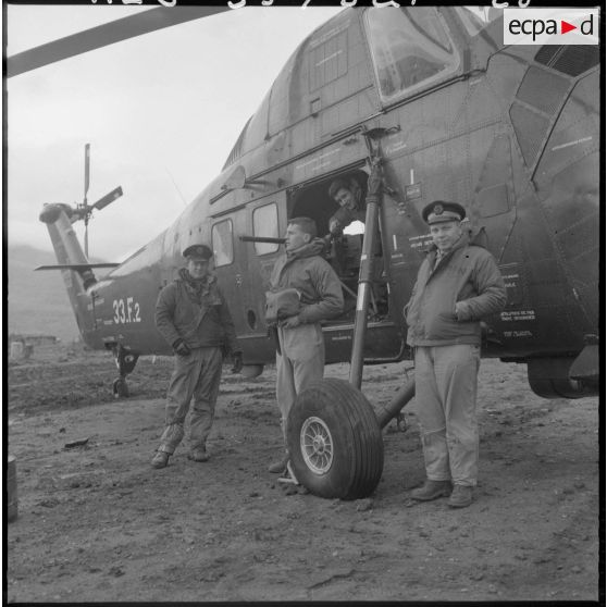 Des soldats devant une hélicoptère de transport Sikorsky.
