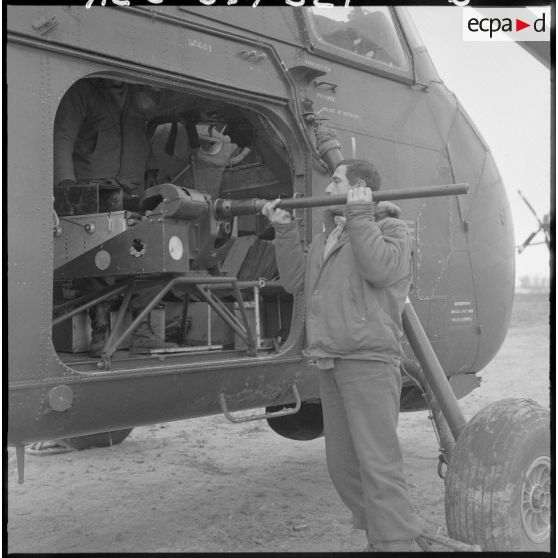 Canon de 20 mm monté en sabord (MG-151/20) sur Sikorsky "Barlu canon".