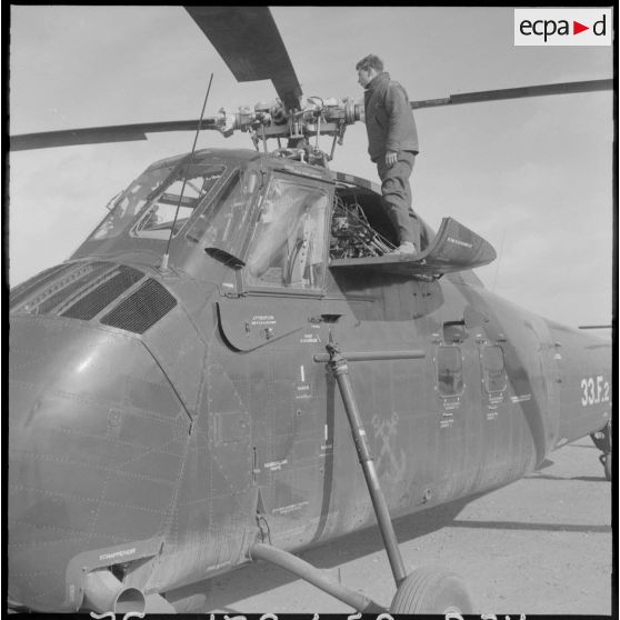 Un soldat vérifie l'hélice d'un hélicoptère de transport Sikorsky.