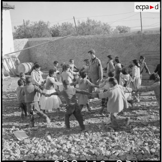 Poste du douar de Kahelia. L'instituteur organise un jeu.