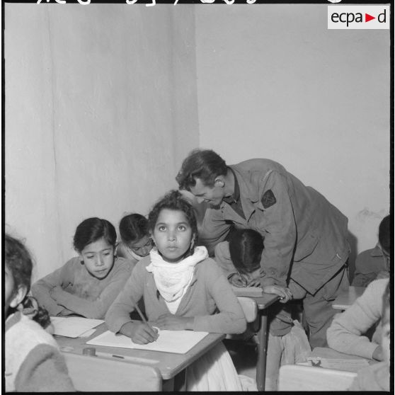 Poste du douar de Kahelia. Les fillettes pendant la leçon d'écriture par le matelot  de la base de Lartigue.