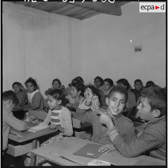 Poste du douar de Kahelia. L'instituteur interroge les élèves.