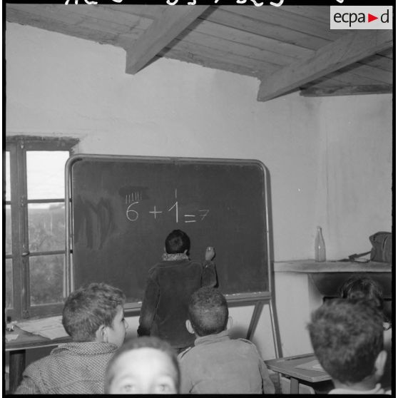 Poste du douar de Kahelia. Un élève au tableau.