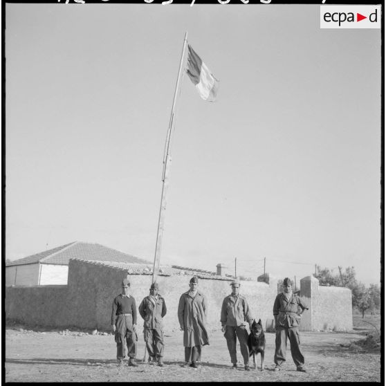 Les Moghaznis du poste de Kahelia et leur chien.