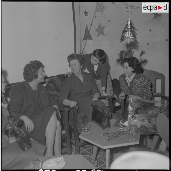 Alger. Cercle de la liberté. Réunion féminine en présence de madame Massu.