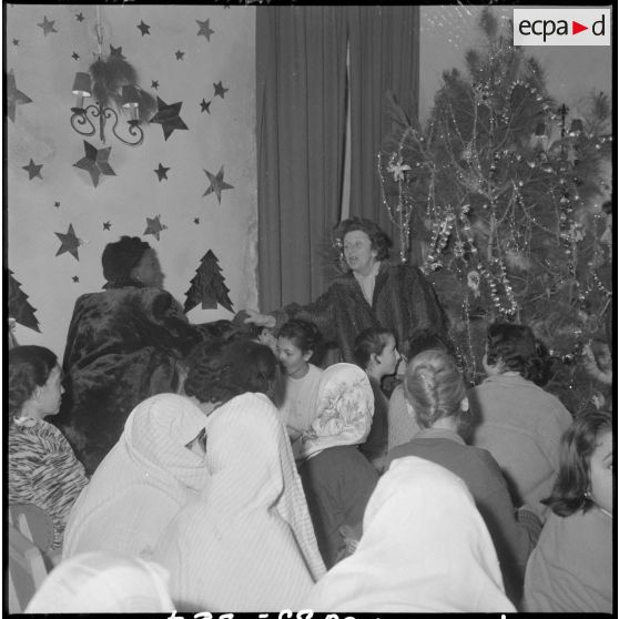 Alger. Cercle de la liberté. Une femme donne la main à madame Massu.