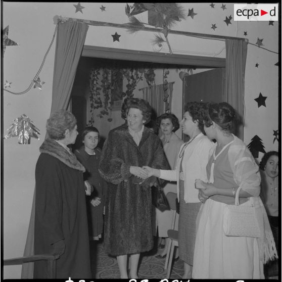 Alger. Cercle de la liberté. Madame Massu salue une femme.