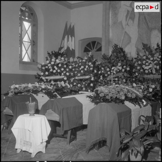 Enterrement à l'hôpital Maillot d'Alger du lieutenant Pasteau, du légionnaire Elmar et du caporal-chef Guillemain. La chapelle ardente.