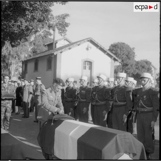 Enterrement à l'hôpital Maillot d'Alger du lieutenant Pasteau, du légionnaire Elmar et du caporal-chef Guillemain. Remise des décorations.