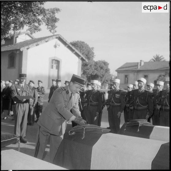 Enterrement à l'hôpital Maillot d'Alger du lieutenant Pasteau, du légionnaire Elmar et du caporal-chef Guillemain. Remise des décorations.