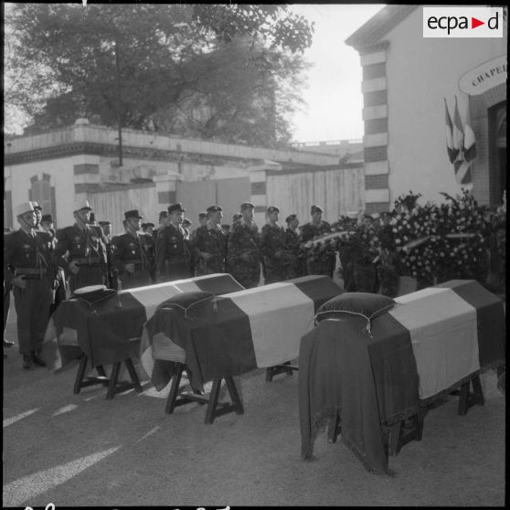 Enterrement à l'hôpital Maillot d'Alger du lieutenant Pasteau, du légionnaire Elmar et du caporal-chef Guillemain. La chapelle ardente.