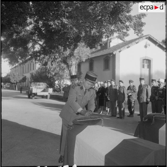 Enterrement à l'hôpital Maillot d'Alger du lieutenant Pasteau, du légionnaire Elmar et du caporal-chef Guillemain. Remise des décorations.