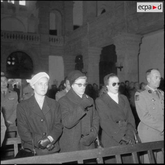 Enterrement à l'hôpital Maillot d'Alger du lieutenant Pasteau, du légionnaire Elmar et du caporal-chef Guillemain. Cérémonie à l'église.