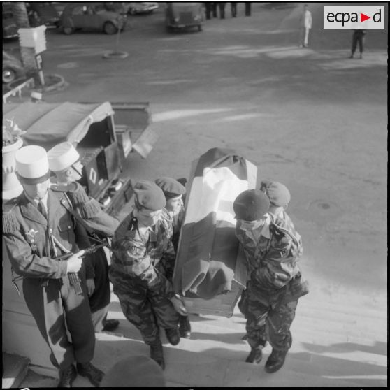 Enterrement à l'hôpital Maillot d'Alger du lieutenant Pasteau, du légionnaire Elmar et du caporal-chef Guillemain. Arrivée des cercueils à l'église.