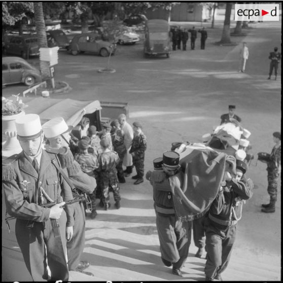 Enterrement à l'hôpital Maillot d'Alger du lieutenant Pasteau, du légionnaire Elmar et du caporal-chef Guillemain. Arrivée des cercueils à l'église.