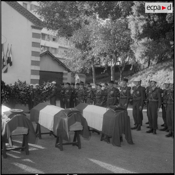 Enterrement à l'hôpital Maillot d'Alger du lieutenant Pasteau, du légionnaire Elmar et du caporal-chef Guillemain. Remise des décorations.
