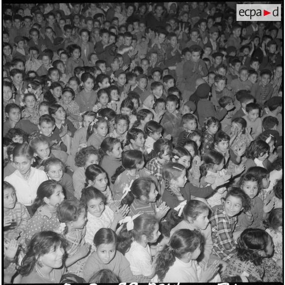 Noël à Cap Aokas. 110 filles et 350 garçons des écoles avec les plus petits du village.