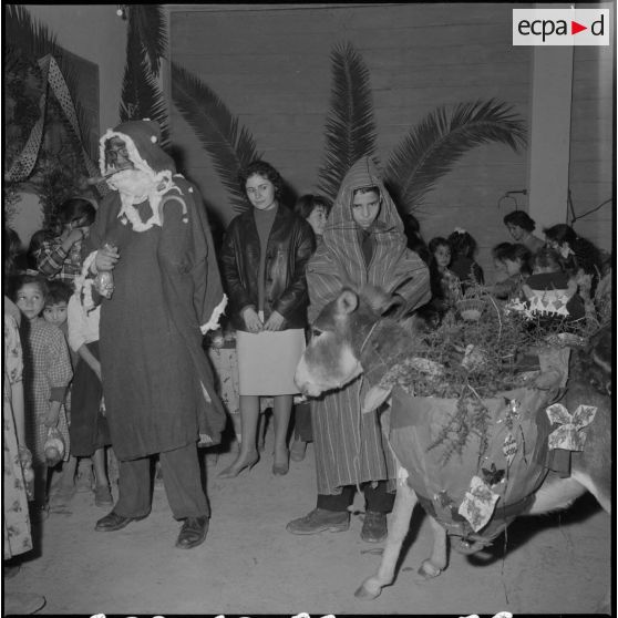 Noël à Cap Aokas. Le Père Noël, suivi de ses bourricots chargés de colis à craquer, est venu offrir ses cadeaux aux enfants.