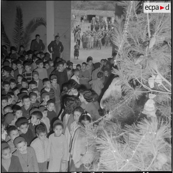 Noël à Cap Aokas. 600 enfants kabyles et métropolitains ont organisés une petite fête.