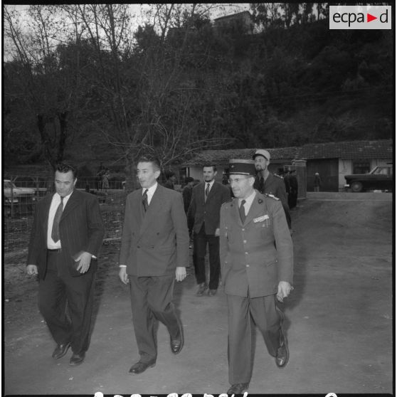 Noël à Cap Aokas. Le sous-préfet de Bougie, monsieur Bourgin accompagné du commandant, chef du bataillon du 2/57e régiment d'infanterie (RI), est venu applaudir le spectacle.