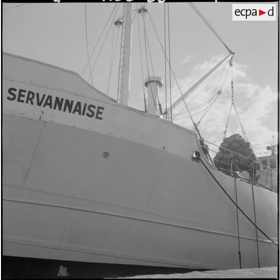 Le bateau La Servannaise apporte le noël des légionnaires avec tout le courrier qu'ils attendent.