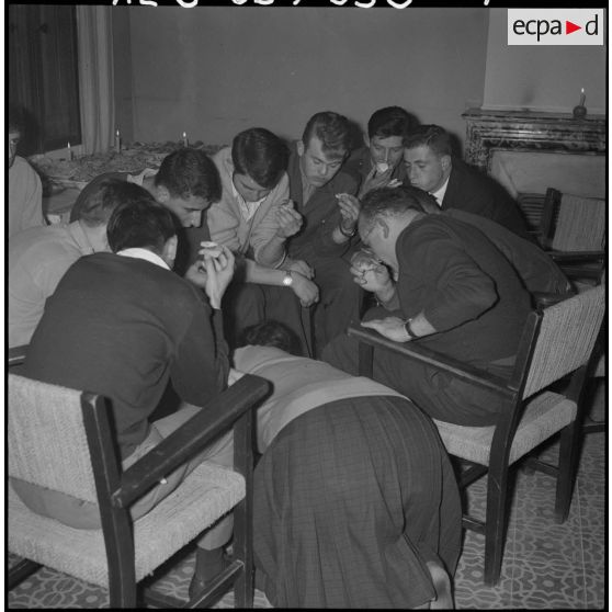 Veillée de Noël au foyer Panorama. Groupe de jeunes paroissiens pendant les jeux "2 charades dessinées".