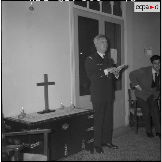 Veillée de Noël au foyer Panorama. L'aumônier Sedeyn pendant le culte, les cantiques de noël.