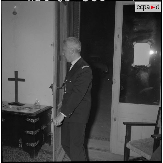 Veillée de Noël au foyer Panorama. L'aumônier Sedeyn en train de mimer une charade.