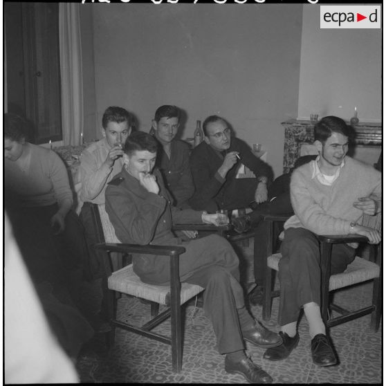 Veillée de Noël au foyer Panorama. Dégustation du buffet froid, au premier plan un jeune militaire du contingent 58 1/A.