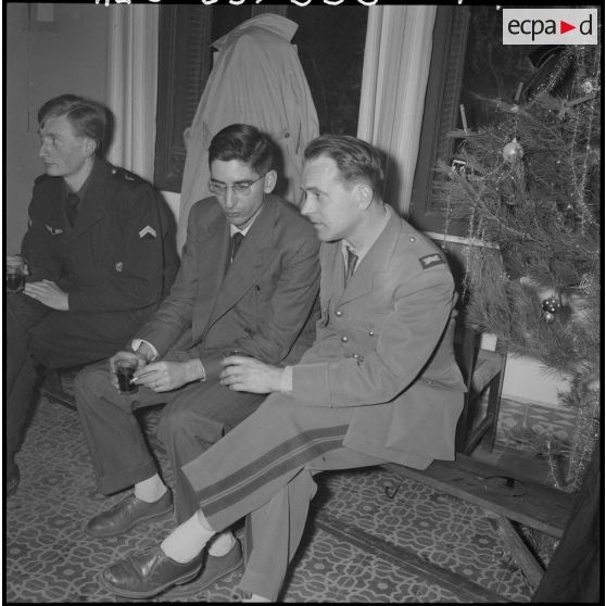Veillée de Noël au foyer Panorama. L'aumônier Lienhardt et un jeune paroissien.