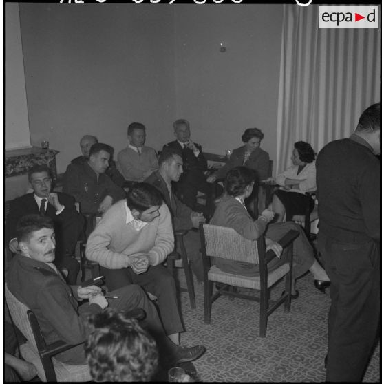 Veillée de Noël au foyer Panorama. Dans une ambiance très détendue, de nombreuses conversations.