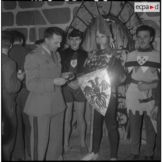 Arbre de Noël à l'imprimerie. Des soldats déguisés en chevalier.