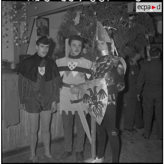 Arbre de Noël à l'imprimerie. Des soldats déguisés en chevalier.