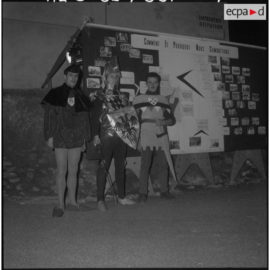 Arbre de Noël à l'imprimerie. Des soldats déguisés en chevalier devant un panneau "comment et pourquoi nous combattons".