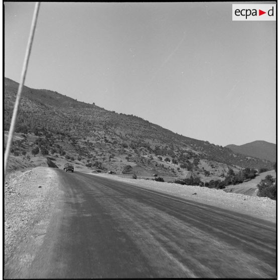 L'unité territoriale d'Alger en patrouille à Teniet el Haad. [Description en cours]