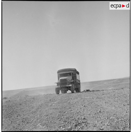 L'unité territoriale d'Alger en patrouille à Teniet el Haad. [Description en cours]